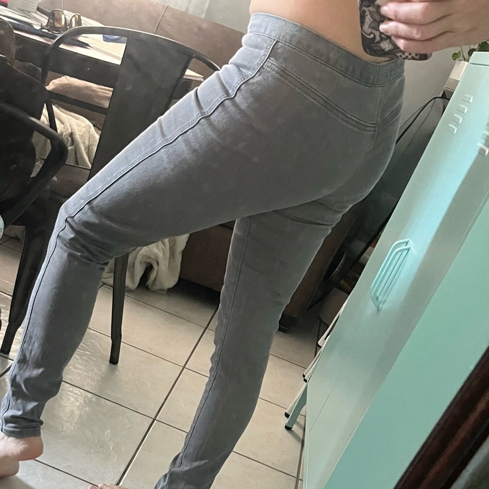 Club Monaco grey Skinny Jeans 98% cotton 2% elastane.